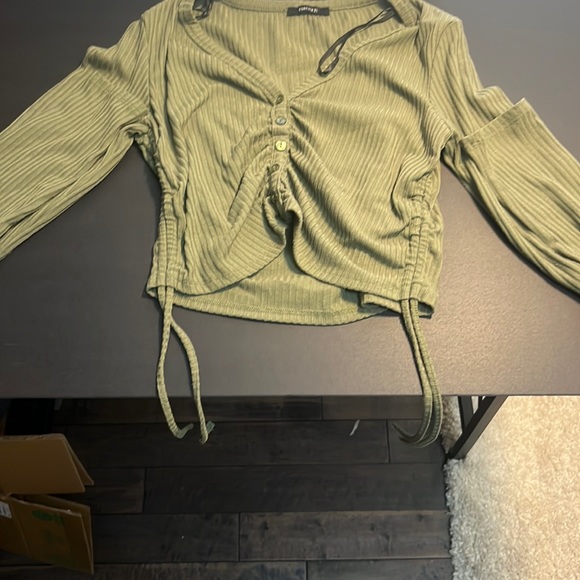 Green top cropped with sinching - Picture 1 of 3